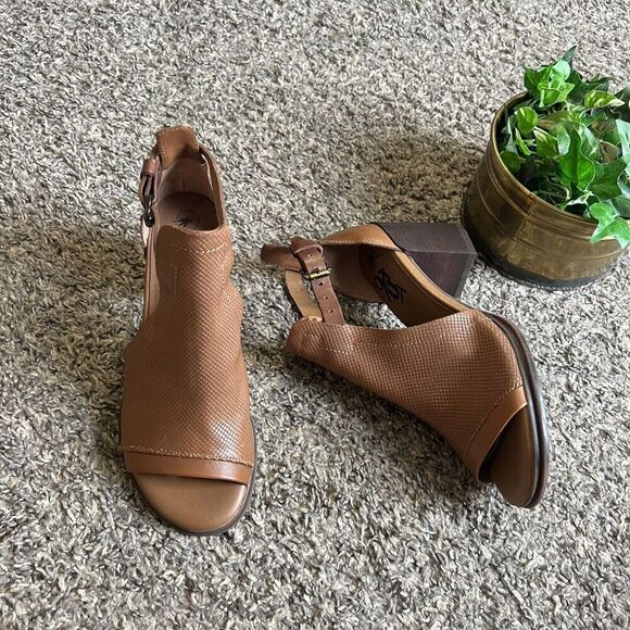 OTBT Metaphor Size US 6.5 M Women Leather Ankle Strap Open Toe Sandals Brown New - Picture 1 of 9